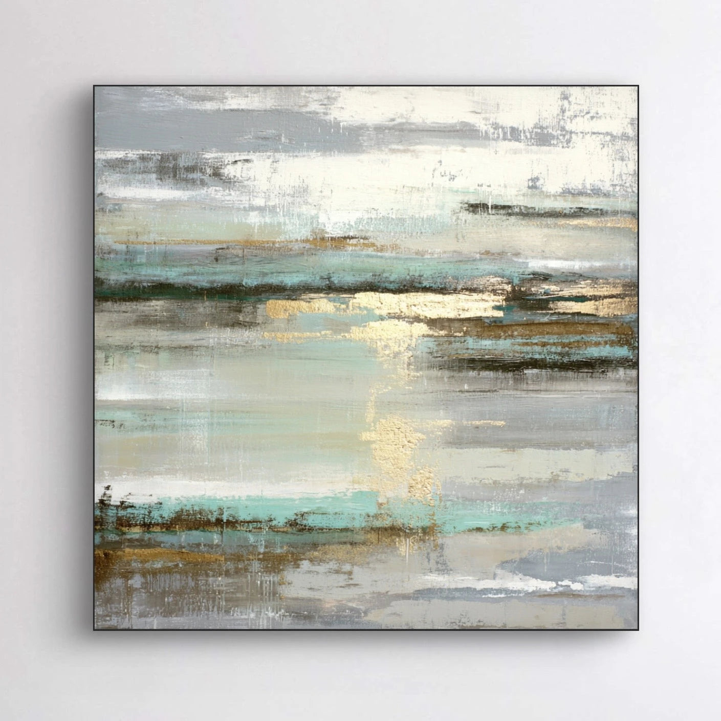 Detail van penseelstreken in wit, goud en groenblauw met subtiele textuur
