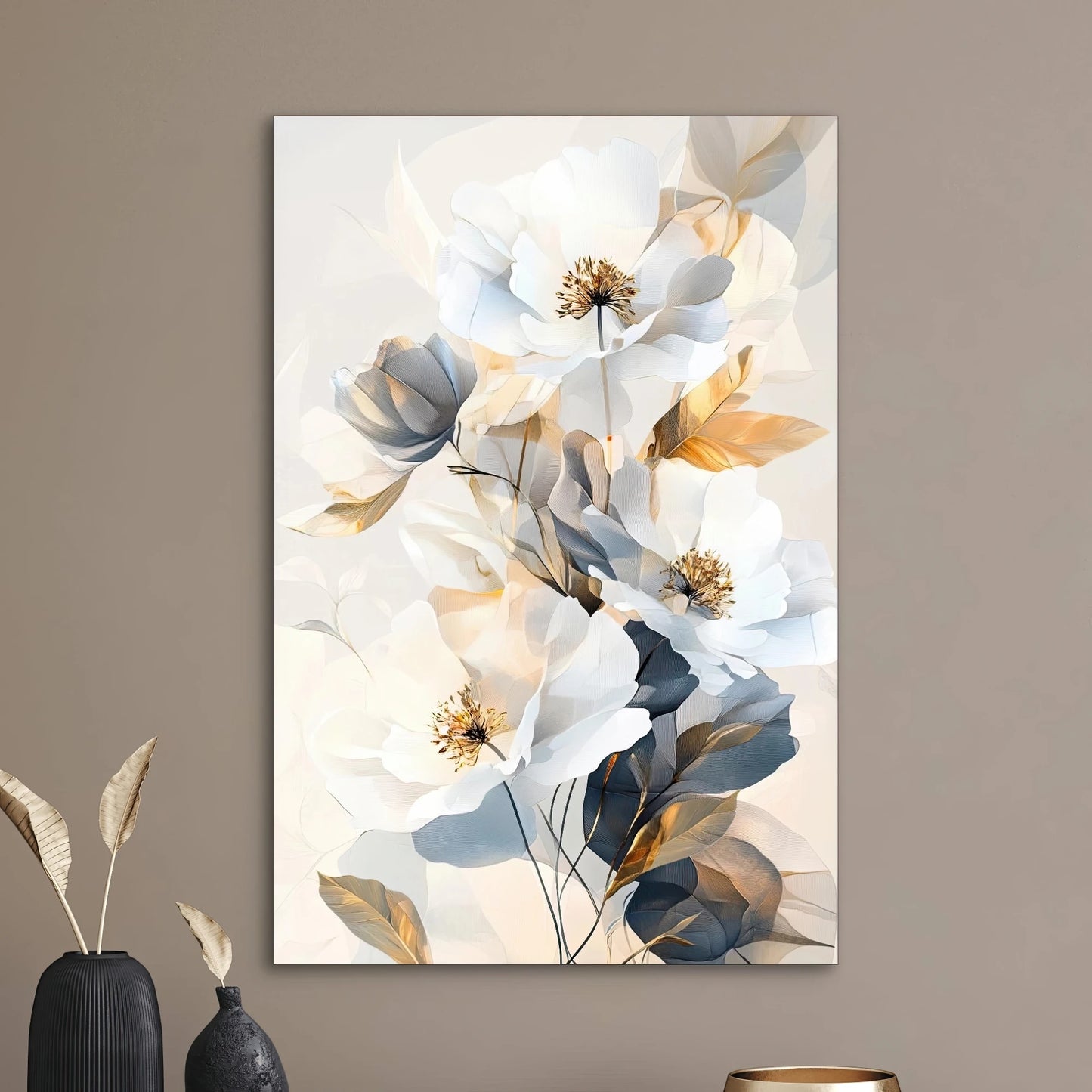 Detail van kunstwerk met transparante witte bloembladen en goudkleurige accenten in een verfijnde compositie
