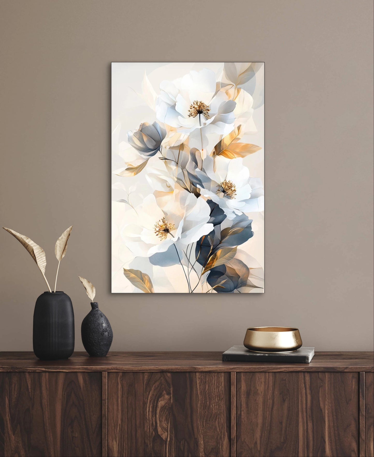 Textielkunstwerk met witte bloemen en goudblauwe bladeren op lichtgrijze achtergrond, hangend boven een donkere houten kast in stijlvol interieur
