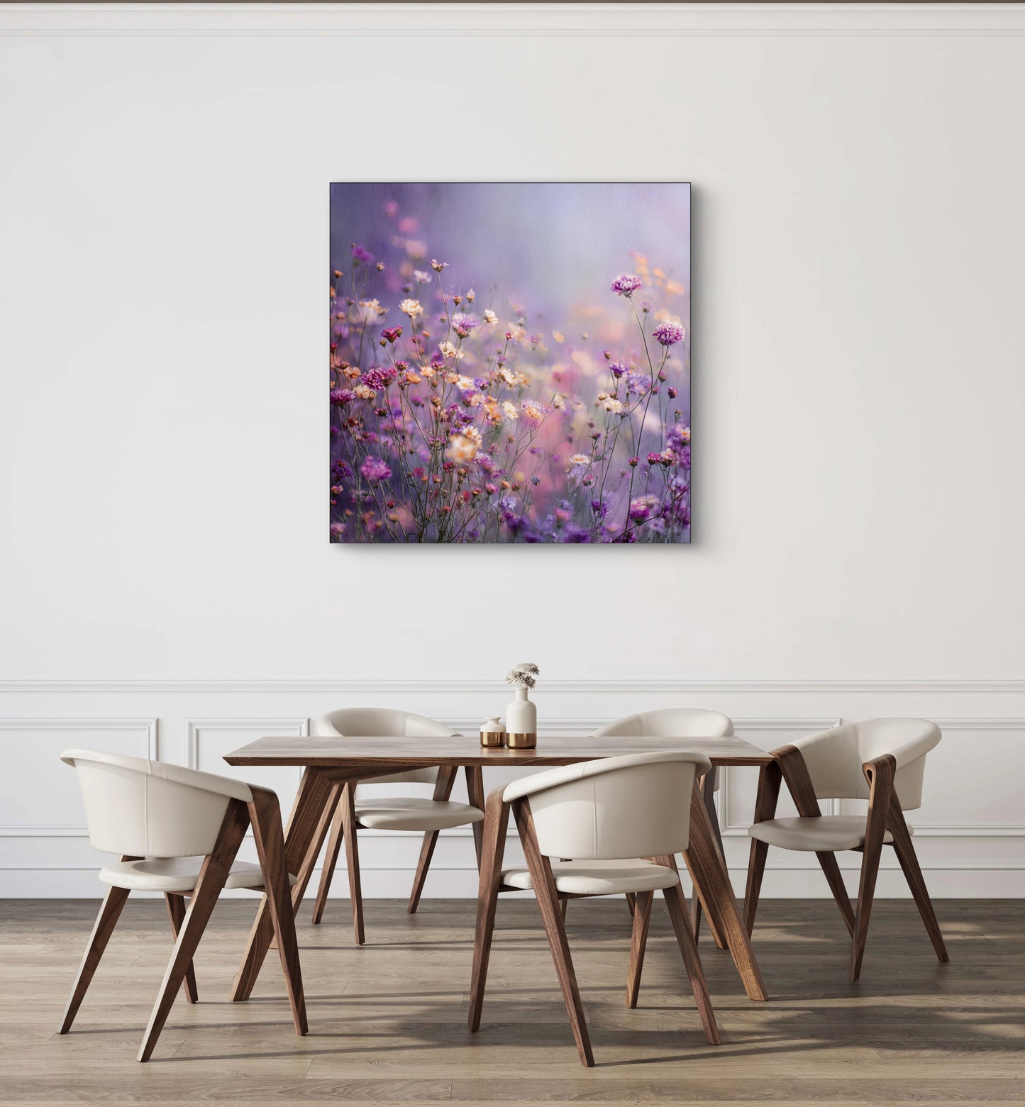 Bloemrijk kunstwerk in paarse en roze tinten boven een eettafel met houten stoelen in een modern interieur
