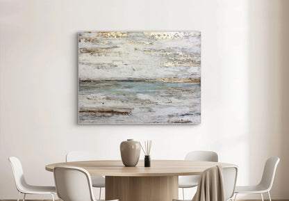 Abstract kunstwerk in wit, blauw en goud tonen boven ronde houten tafel in lichte eetkamer
