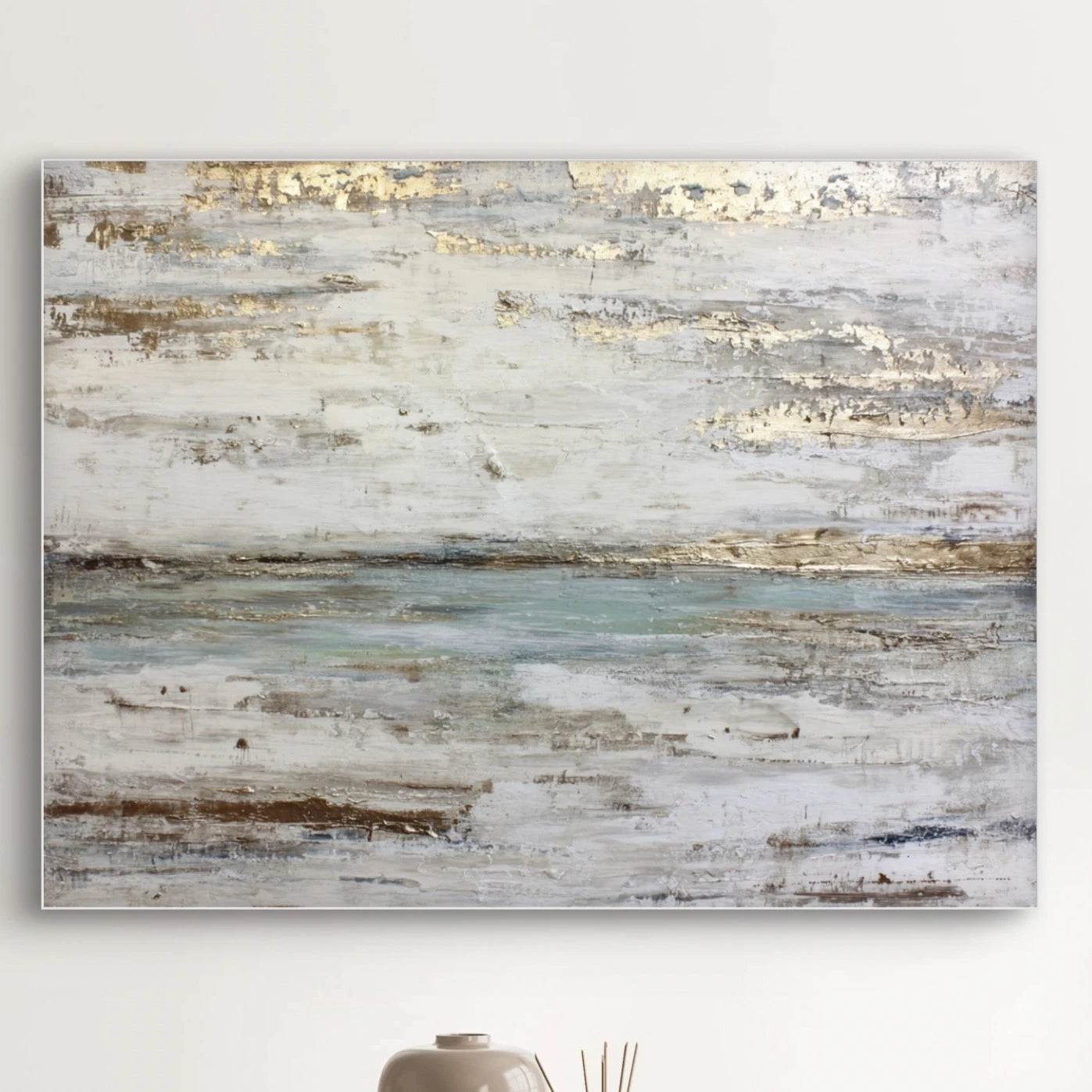 Detail van penseelstreken in wit, blauw en goud met zachte textuur
