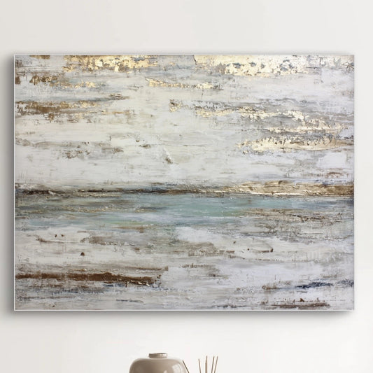 Detail van penseelstreken in wit, blauw en goud met zachte textuur
