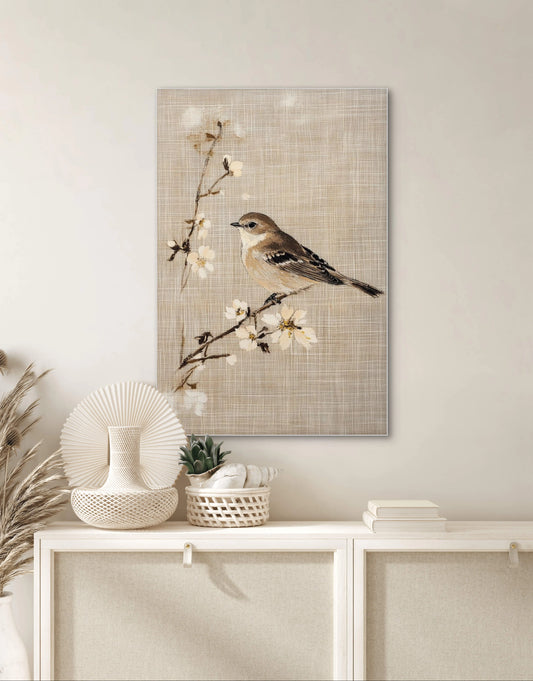 Wandkunst met vogel op bloesemtak in natuurlijke aardetinten in minimalistisch interieur