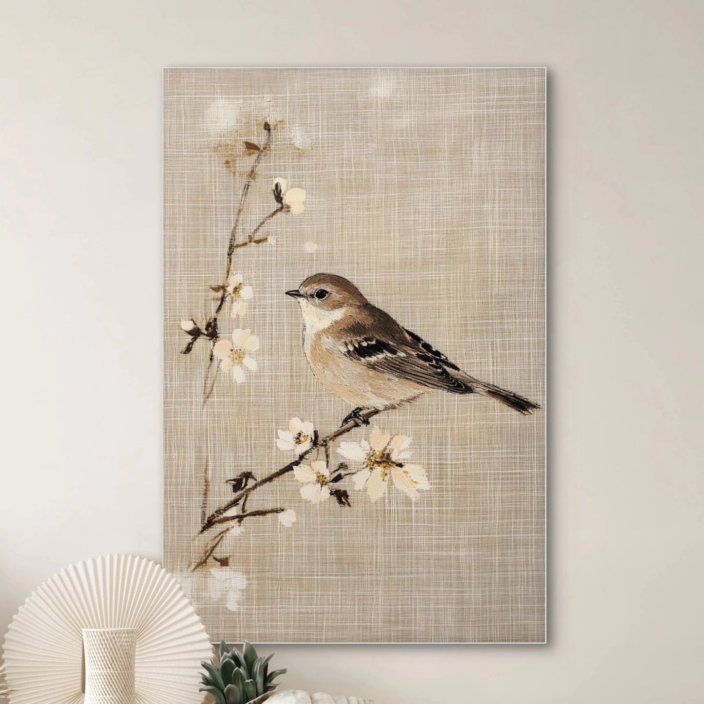 Detail van vogel met zachte veren op een tak met witte bloesem tegen een linnenachtige achtergrond