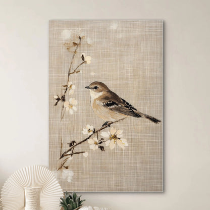 Detail van vogel met zachte veren op een tak met witte bloesem tegen een linnenachtige achtergrond