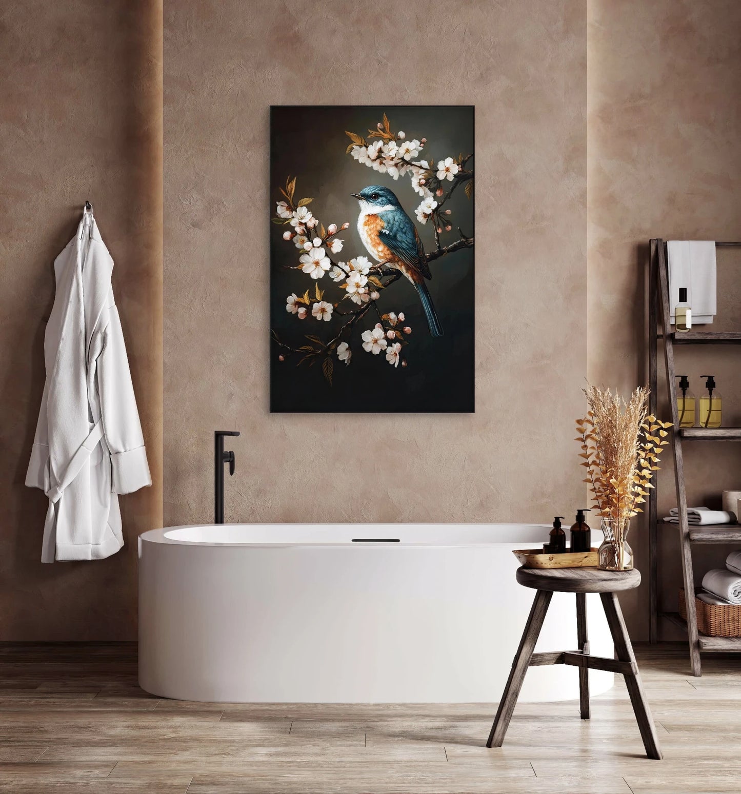 Wandkunst met blauw vogeltje tussen bloesems in badkamer met zachte aardetinten
