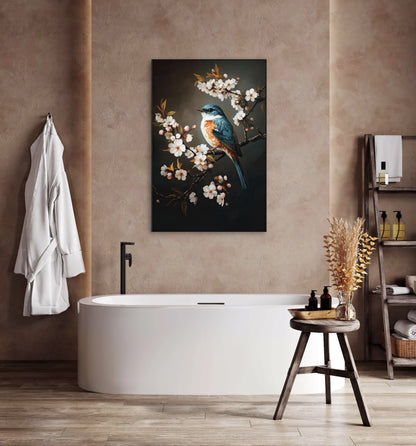 Wandkunst met blauw vogeltje tussen bloesems in badkamer met zachte aardetinten
