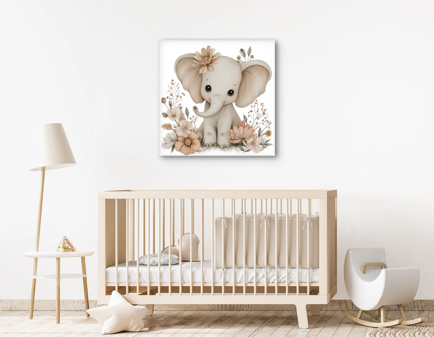 Mock-up van babykamer met kunstwerk van een schattig olifantje tussen bloemen, boven een beige wieg in een minimalistisch interieur.
