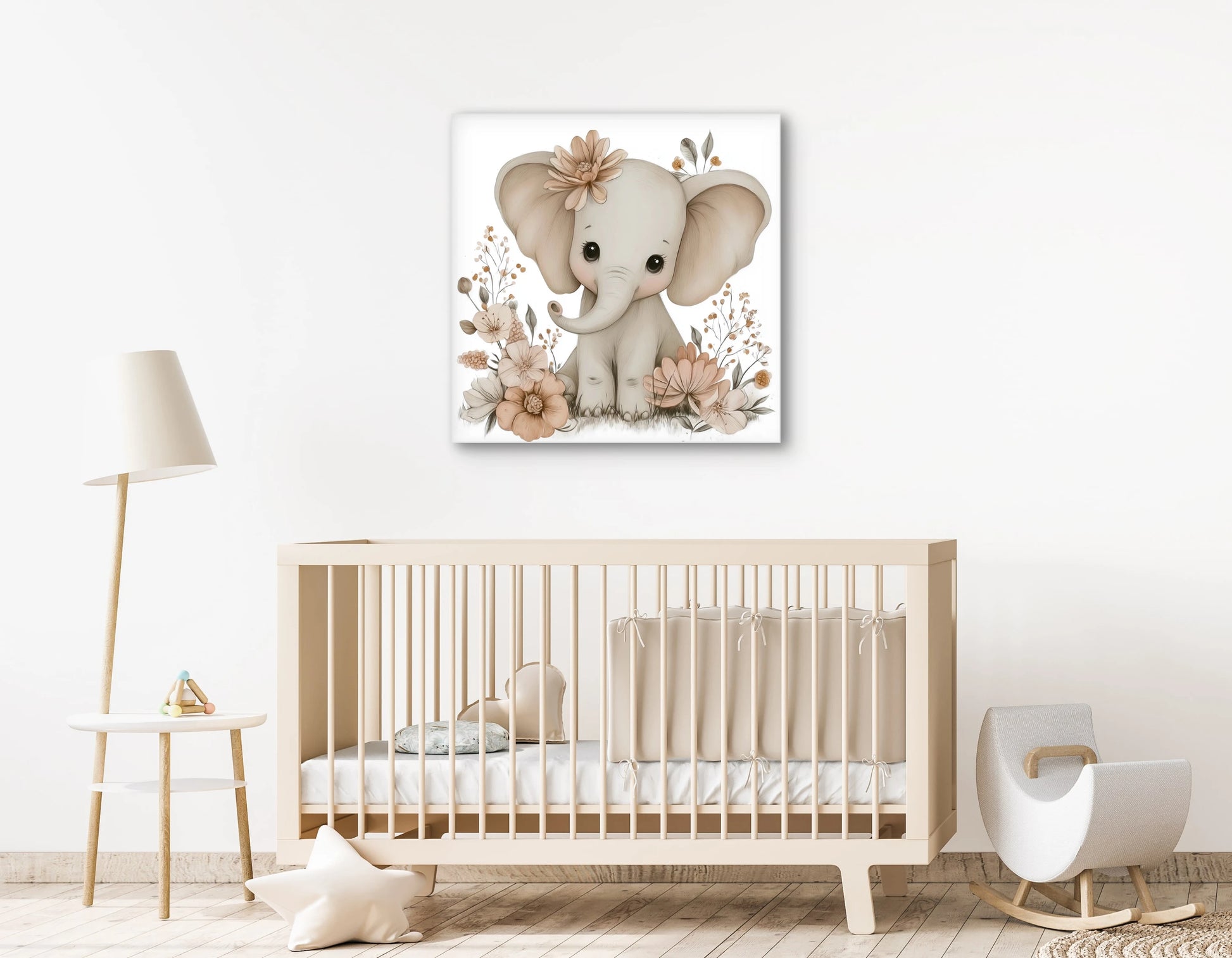 Mock-up van babykamer met kunstwerk van een schattig olifantje tussen bloemen, boven een beige wieg in een minimalistisch interieur.
