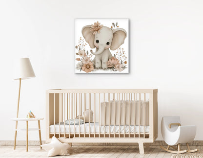 Mock-up van babykamer met kunstwerk van een schattig olifantje tussen bloemen, boven een beige wieg in een minimalistisch interieur.
