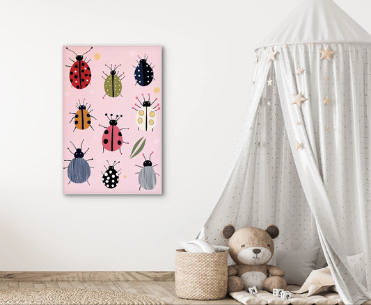 Mock-up van kinderkamer met kunstwerk van kleurrijke lieveheersbeestjes op een roze achtergrond, naast een knusse speelhoek met tent.
