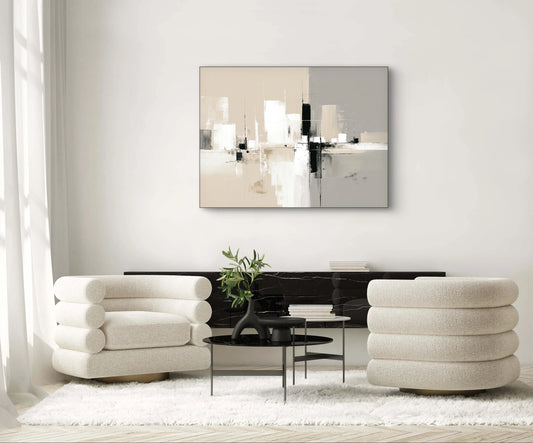 Abstract schilderij Lijn van Evenwicht in beige, wit en zwart boven een modern interieur met lichte stoelen

