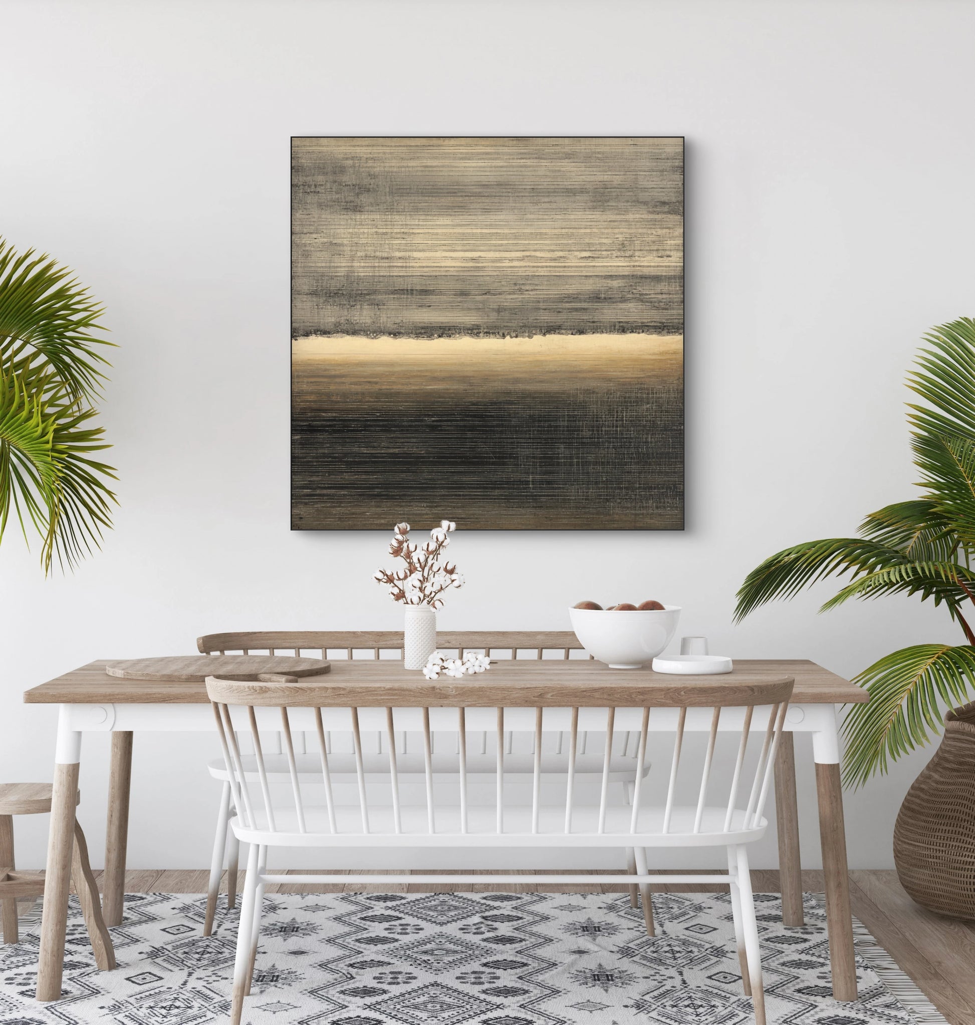 Mock-up van kunstwerk Lijn van Horizon boven een eettafel met natuurlijke accenten en palmen 
