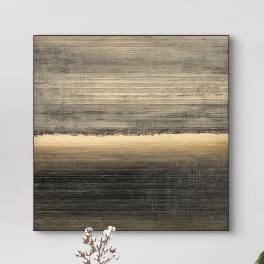 Detailopname van kunstwerk Lijn van Horizon met zachte horizontale lijnen en gouden lichtaccent 
