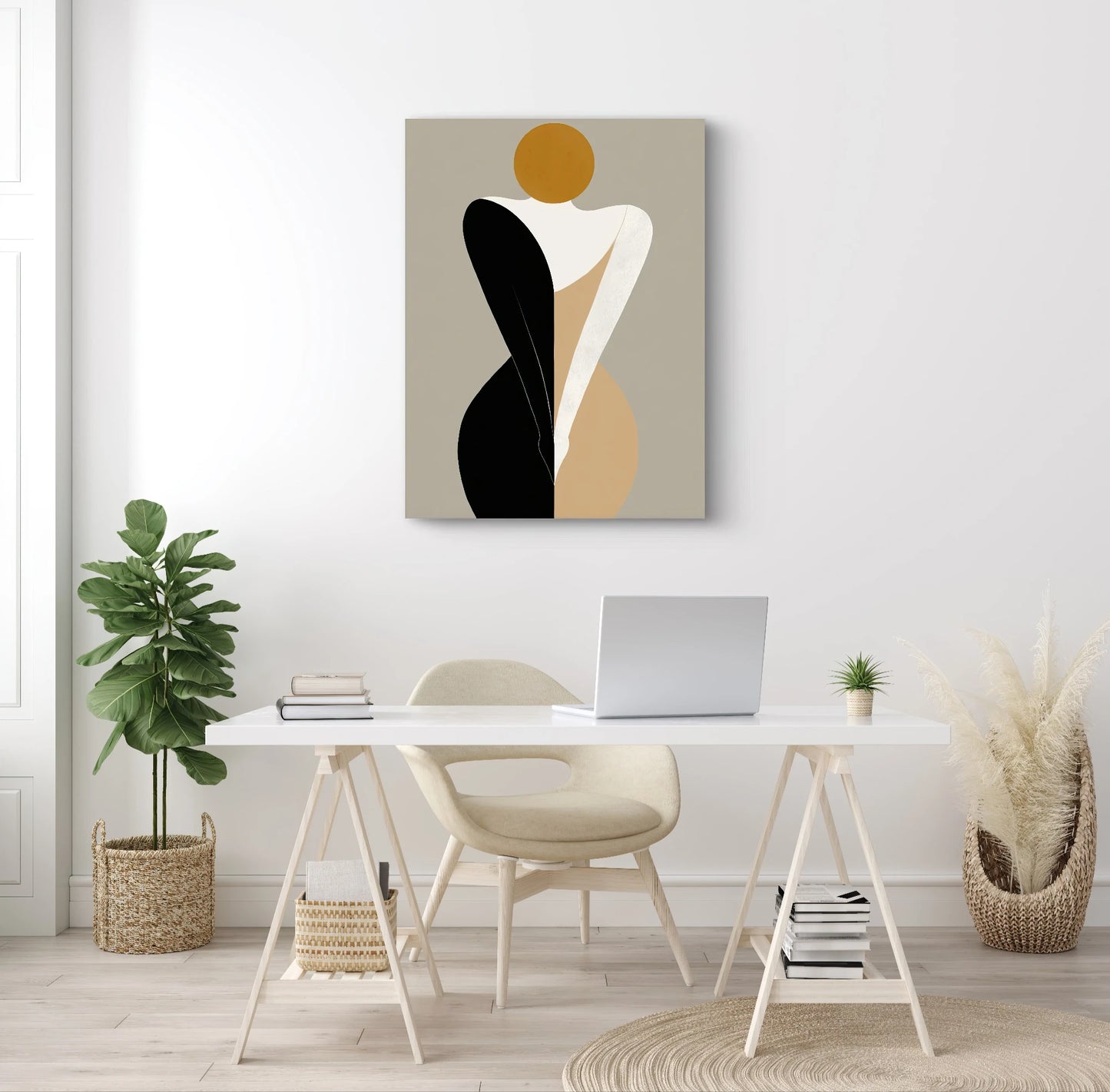 Abstract kunstwerk met vrouwelijke vorm aan de muur boven een wit bureau en beige stoel in een modern interieur
