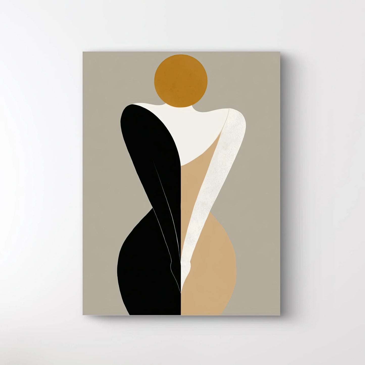 Detail van geometrisch kunstwerk met vloeiende lijnen en abstracte lichaamsvorm in zwart, wit, zand en terracotta
