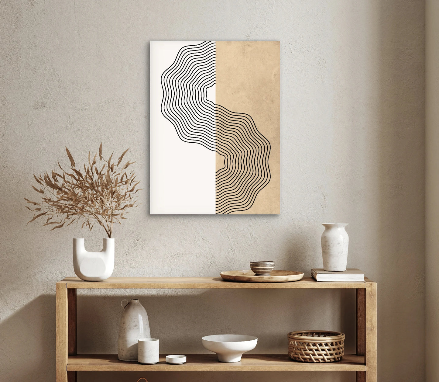 Wandkunst met zwarte lijnen op wit en beige achtergrond in minimalistisch interieur met houten wandrek
