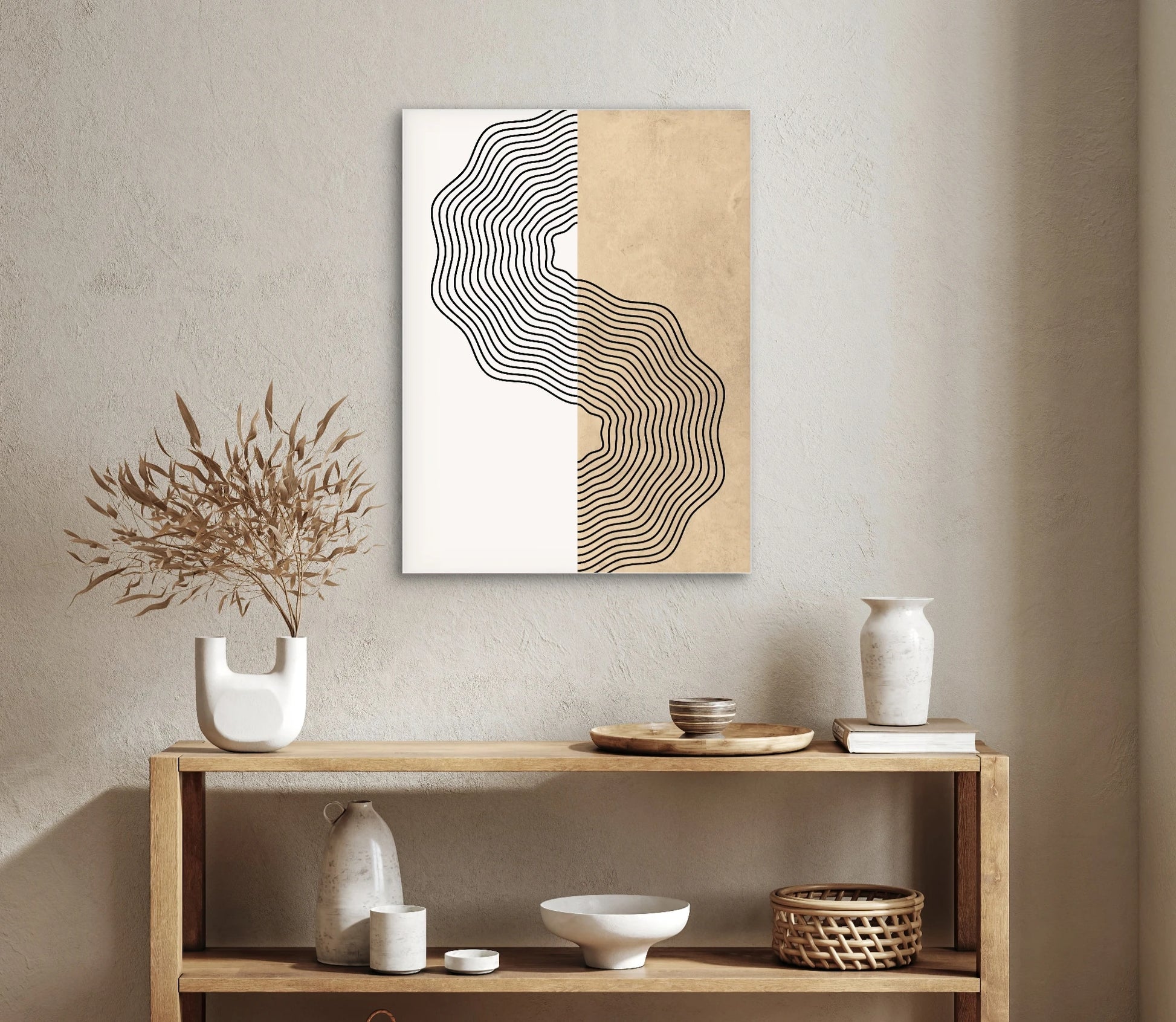 Wandkunst met zwarte lijnen op wit en beige achtergrond in minimalistisch interieur met houten wandrek
