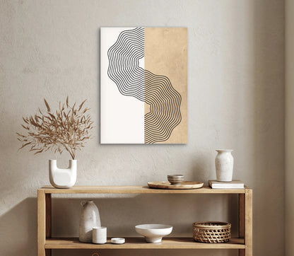 Wandkunst met zwarte lijnen op wit en beige achtergrond in minimalistisch interieur met houten wandrek
