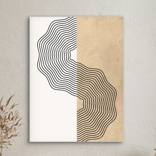 Detail van grafische lijnen die golvend bewegen over zandkleurige en witte vlakken
