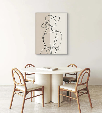 Minimalistische lijntekening aan de muur boven een ronde witte eettafel met houten stoelen in een modern interieur
