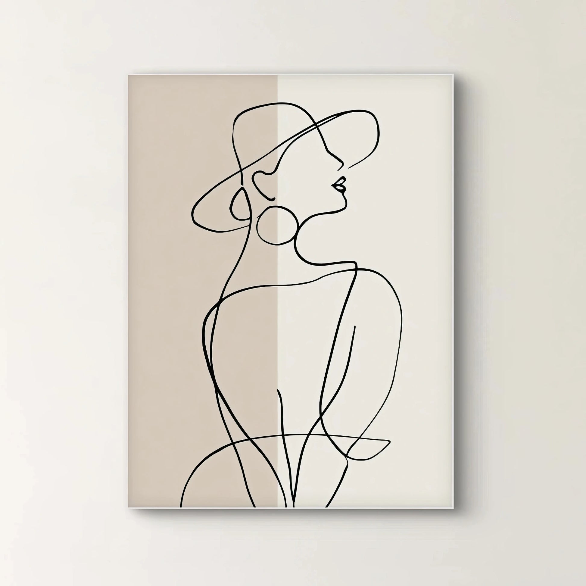 Detail van een lijntekening van een vrouw met hoed in zwart op een beige en crèmekleurige achtergrond
