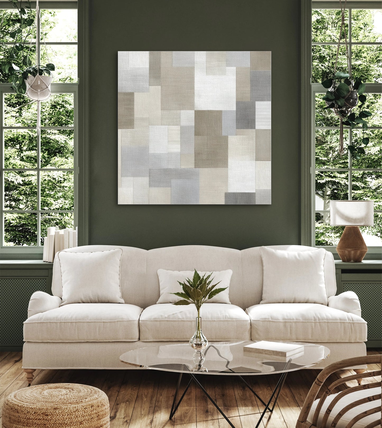 Abstract schilderij Linnenveld in grijs- en beigetinten boven een witte bank met groene muur
