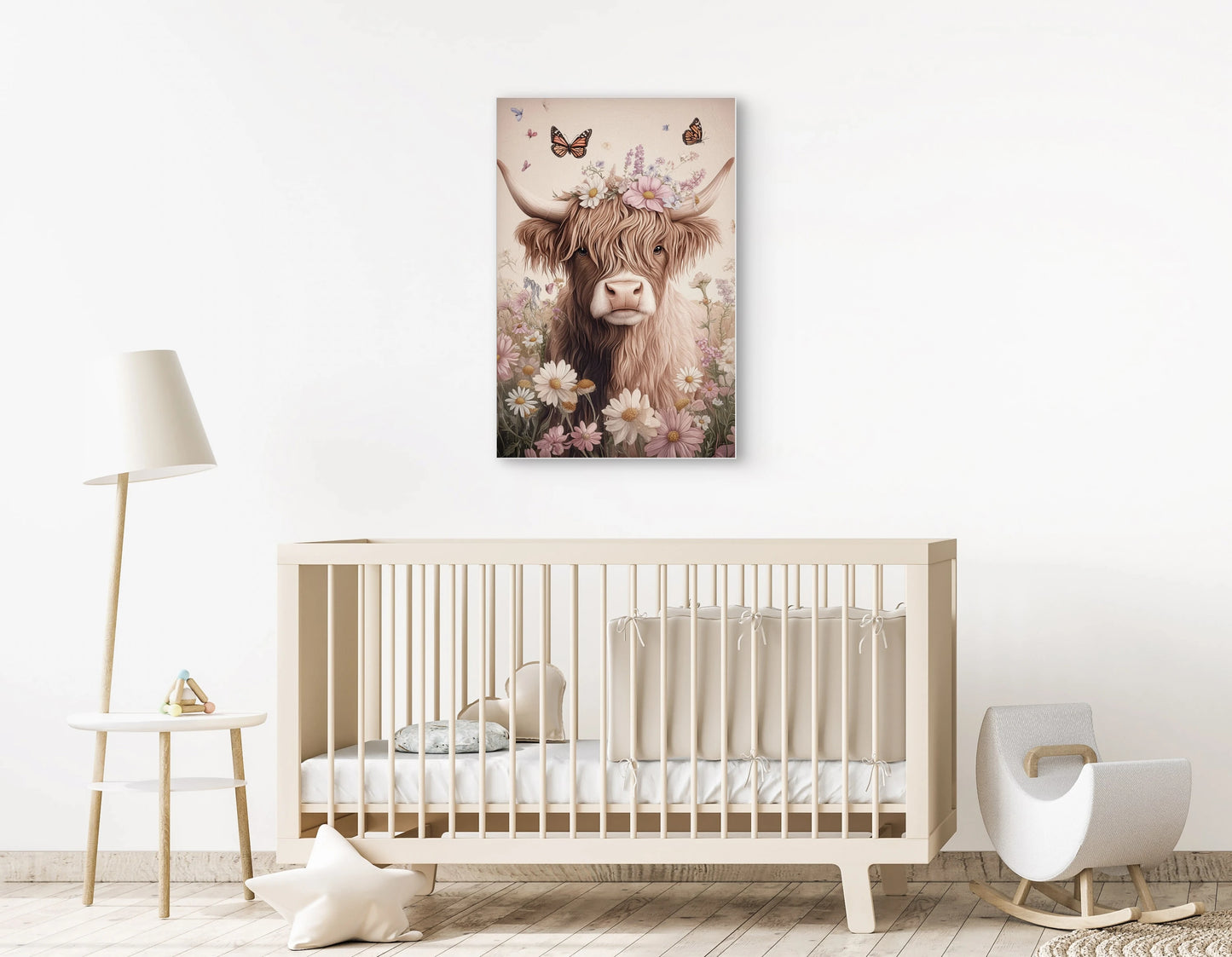 Mock-up van babykamer met kunstwerk van een Schotse hooglander met bloemen en vlinders boven een beige wieg in een serene ruimte.
