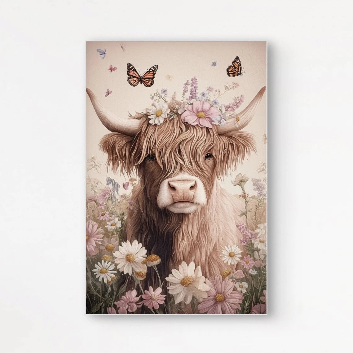 Detailweergave van een zacht getekende koe met lange vacht, versierd met bloemen en omringd door vlinders en zachte natuurelementen.
