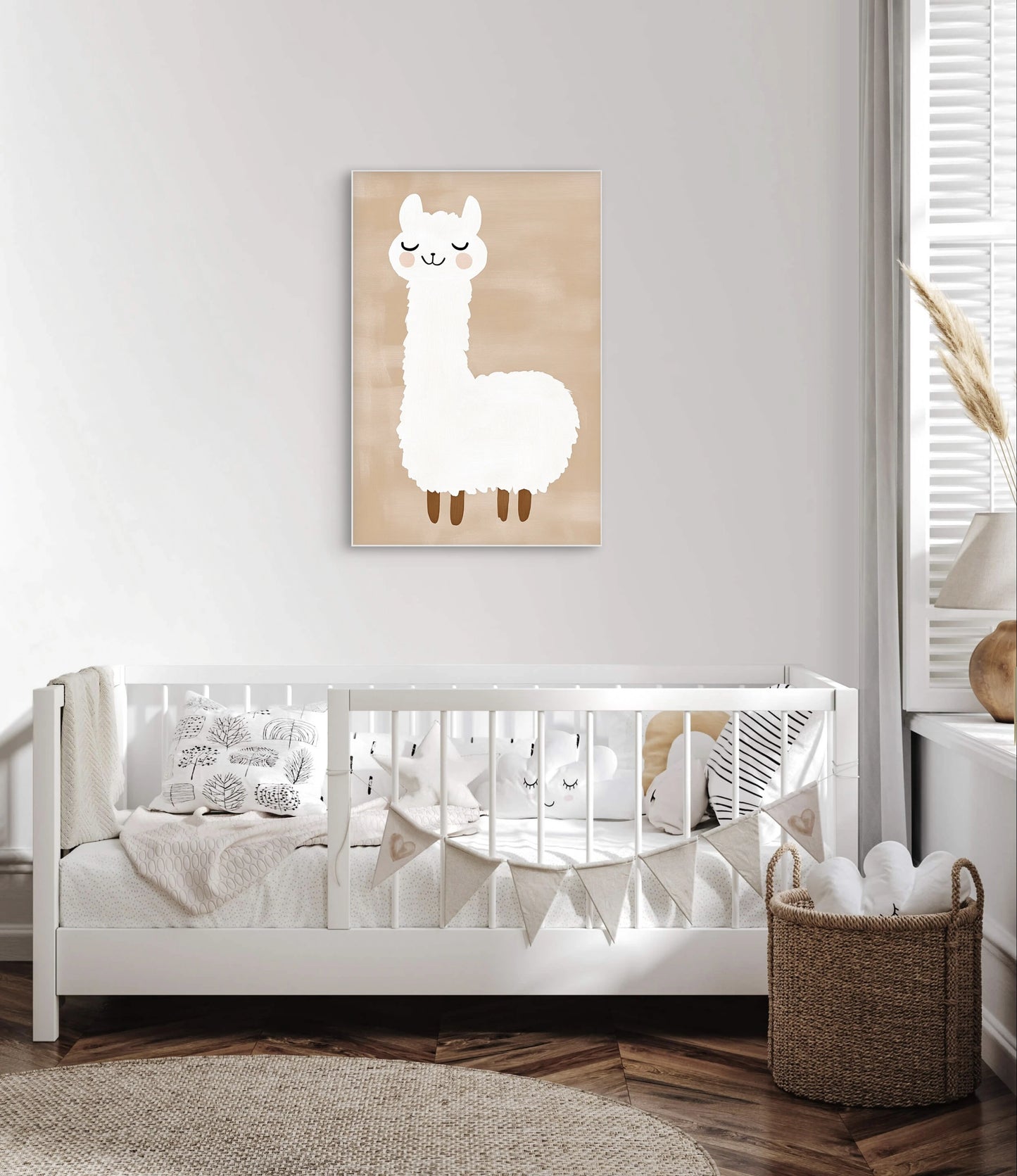Mock-up van babykamer met kunstwerk van een witte lama op een beige achtergrond, boven een wit kinderbedje in een rustige, natuurlijke stijl.
