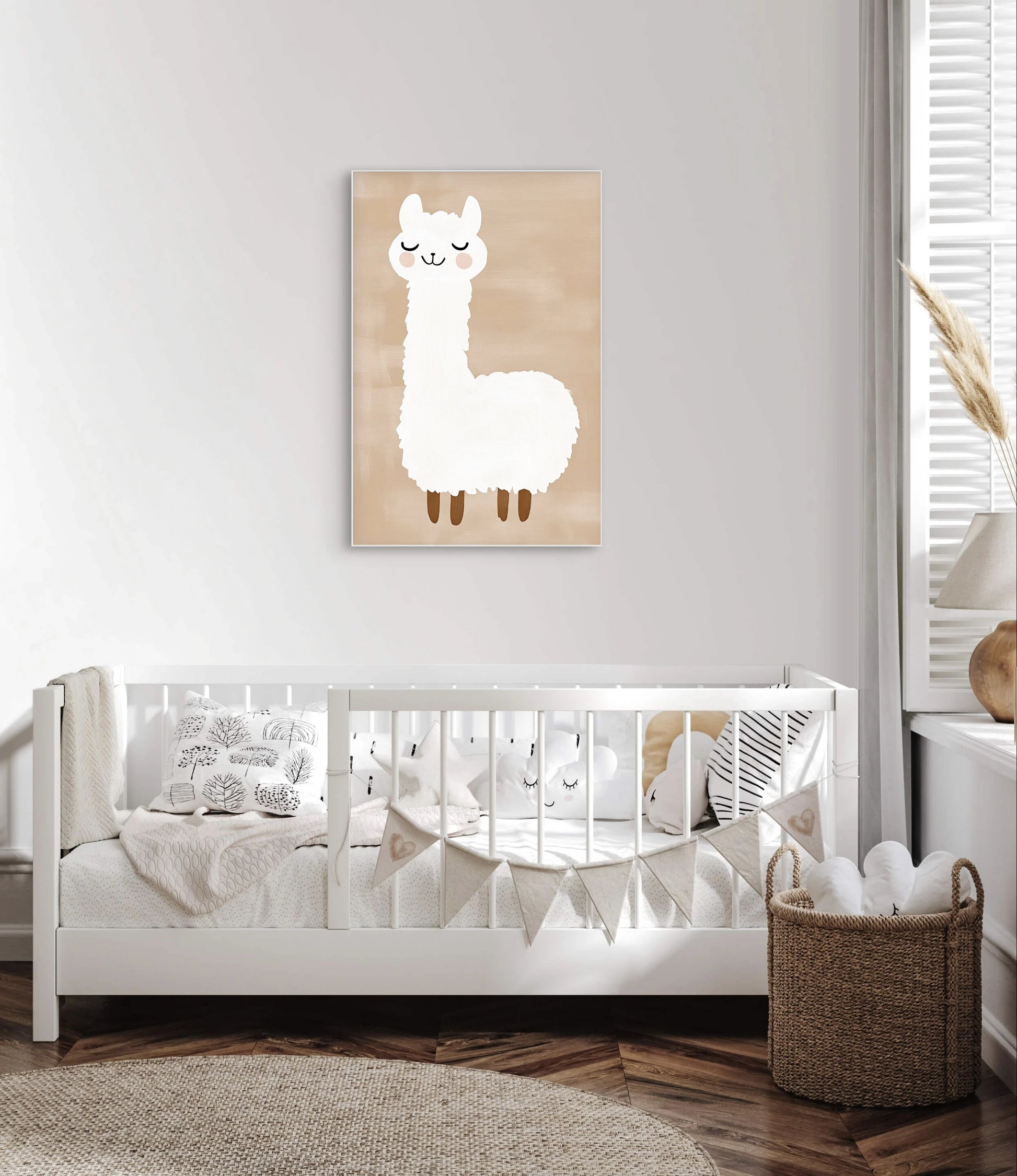 Mock-up van babykamer met kunstwerk van een witte lama op een beige achtergrond, boven een wit kinderbedje in een rustige, natuurlijke stijl.
