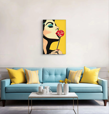 Textielkunstwerk Lollipop Crush aan de muur boven een lichtblauwe bank met gele kussens in een kleurrijk interieur  
