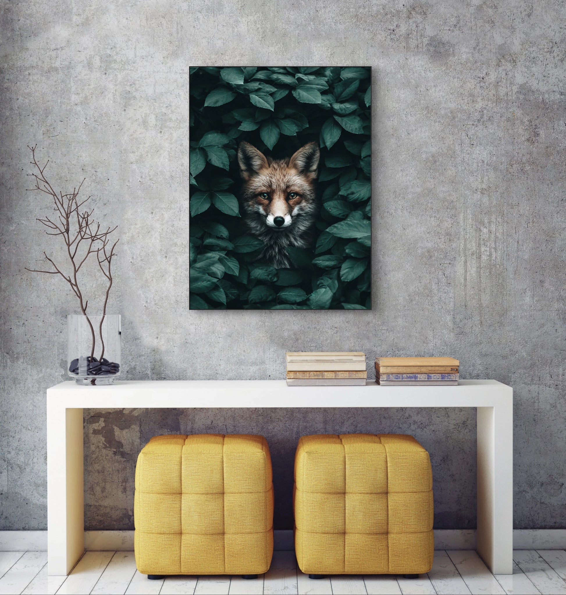 Mock-up van Loofschaduw aan de muur boven een witte tafel met boeken en vazen  
