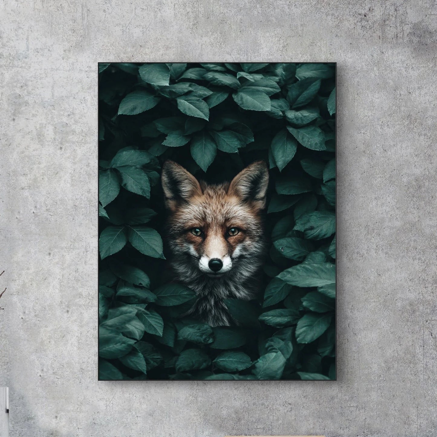 Detailopname van Loofschaduw met vos verscholen tussen donkergroene bladeren  
