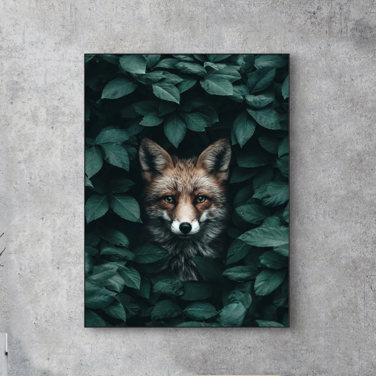 Detailopname van Loofschaduw met vos verscholen tussen donkergroene bladeren  
