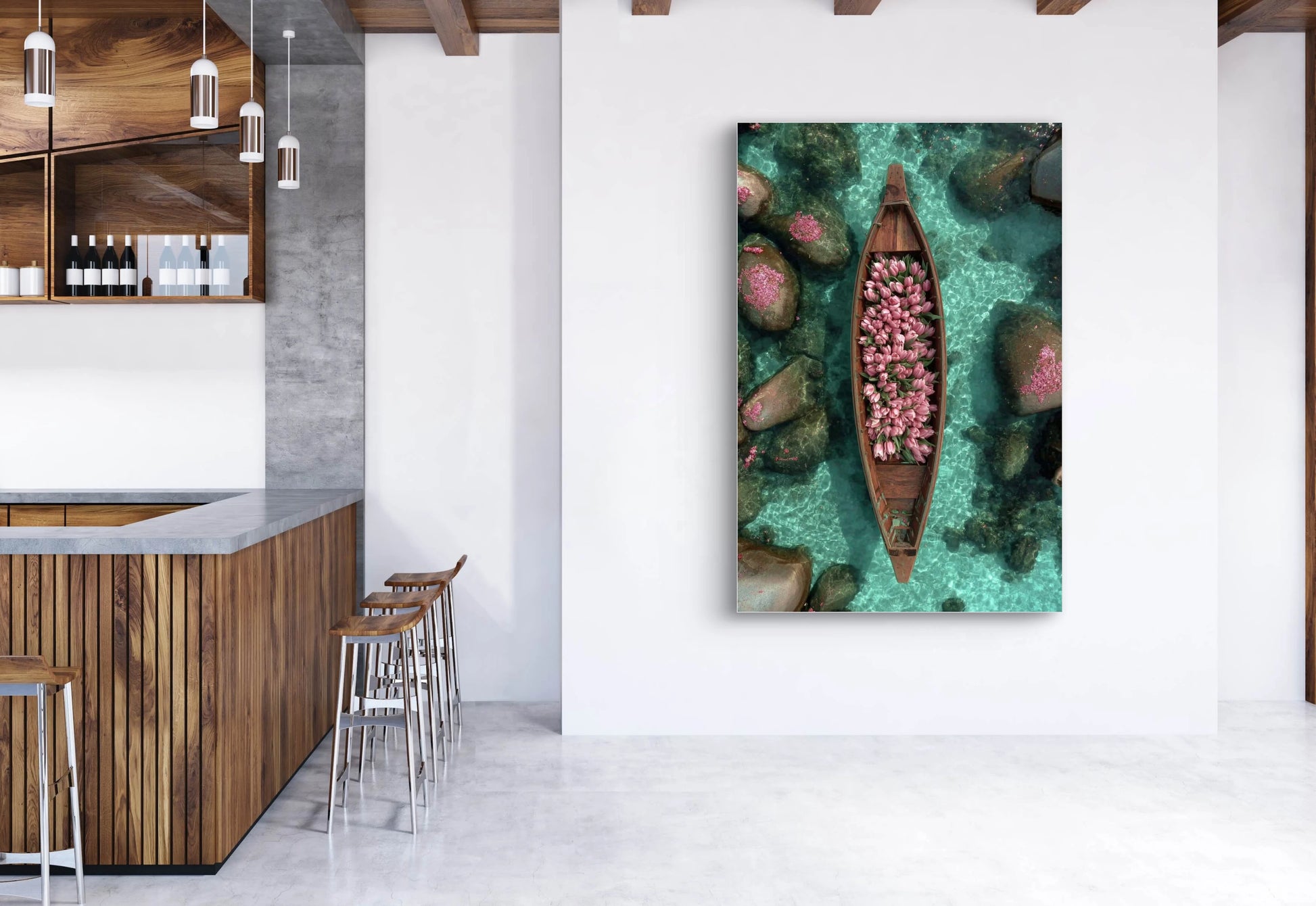Interieur met wandkunst Lotusvaart, kunstwerk van een boot vol roze lotusbloemen op turquoise water
