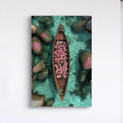Detail van Lotusvaart, boot gevuld met roze lotusbloemen in helder water

