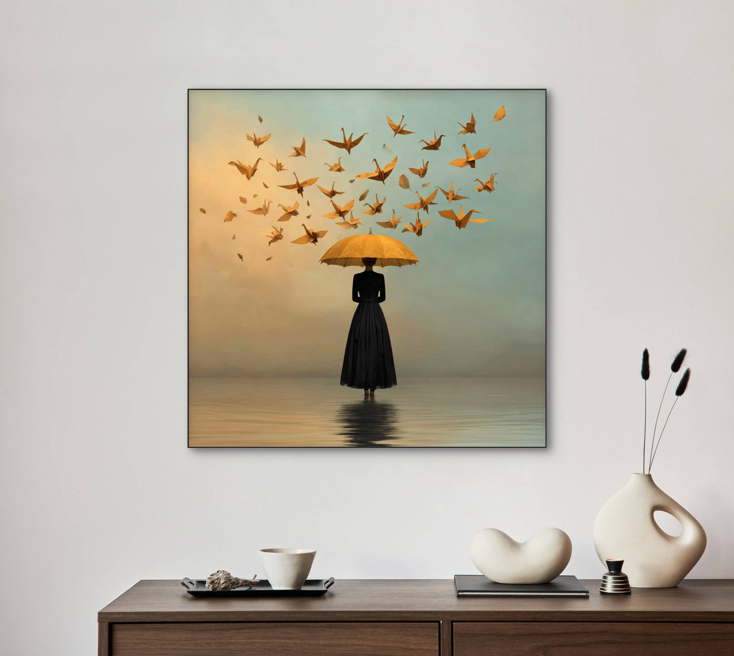 Kunstwerk Luchtvlucht boven houten dressoir met minimalistische decoratie
