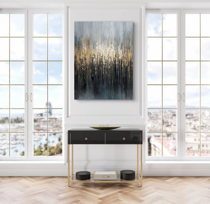 Abstract schilderij Lunareth met blauwgrijze en gouden tinten boven console in modern interieur

