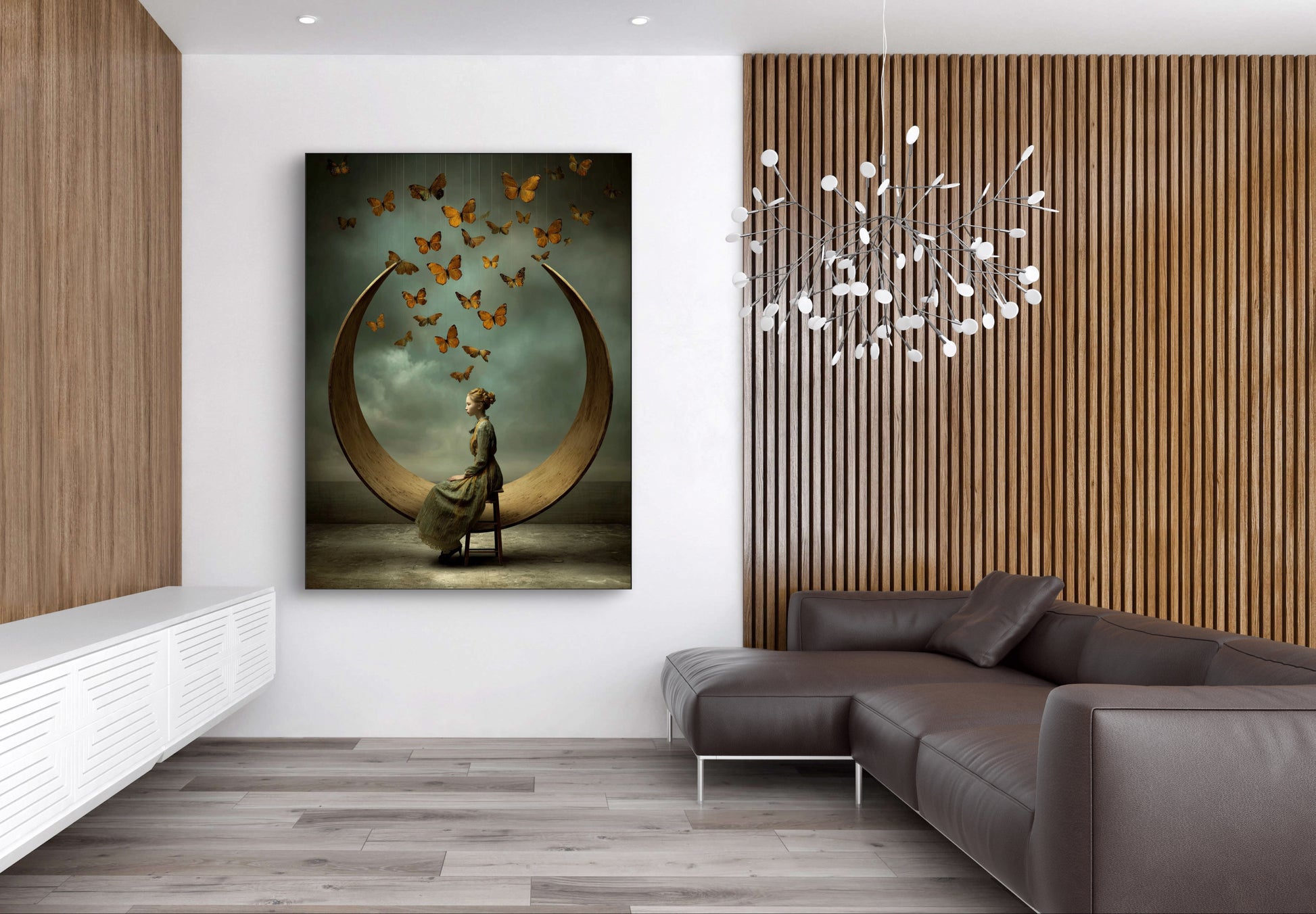 Kunstwerk Lunavienne aan de muur in een modern interieur met houten details en leren bank
