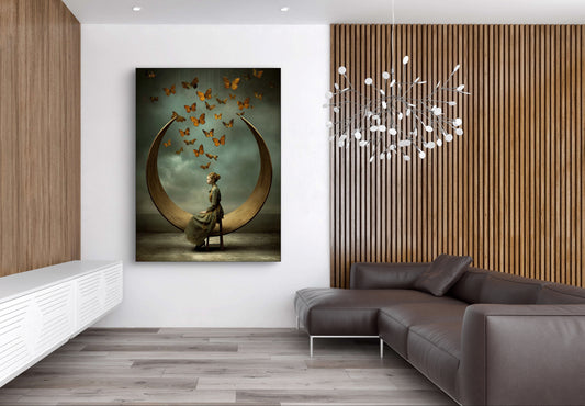 Kunstwerk Lunavienne aan de muur in een modern interieur met houten details en leren bank
