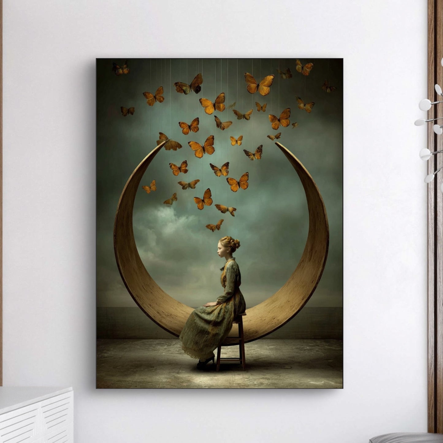 Detail van Lunavienne met vrouw op halve maan en vlinders in warme tinten
