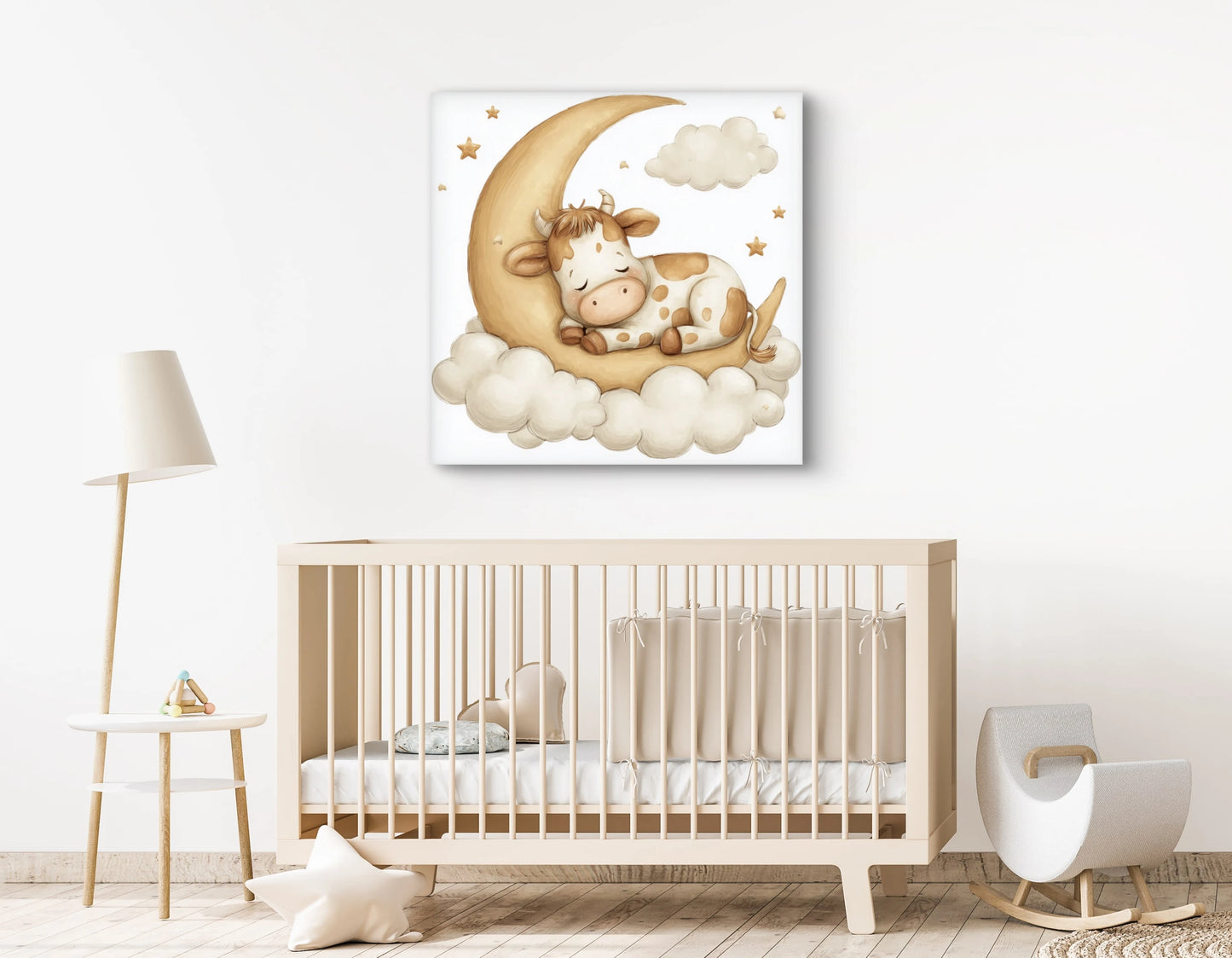 Mock-up van babykamer met kunstwerk van een slapend kalfje op een maansikkel tussen wolken en sterren, boven een beige wieg.

