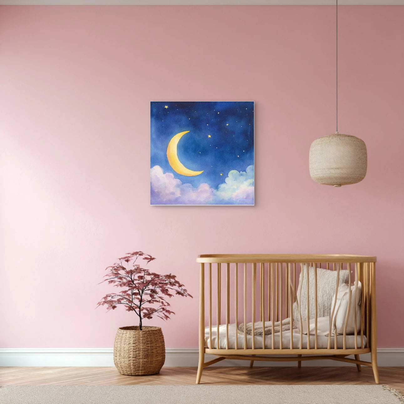 Mock-up van babykamer met kunstwerk van een gele maan boven pastelkleurige wolken en sterren, tegen een roze muur boven een houten wieg.
