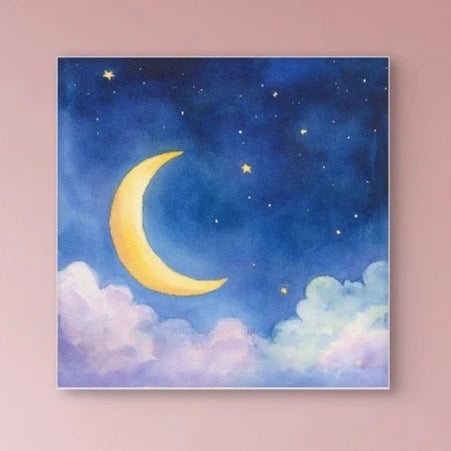 Detailweergave van een maansikkel in gele tinten aan een blauwe hemel vol sterren, met zachte roze en paarse wolken eronder.
