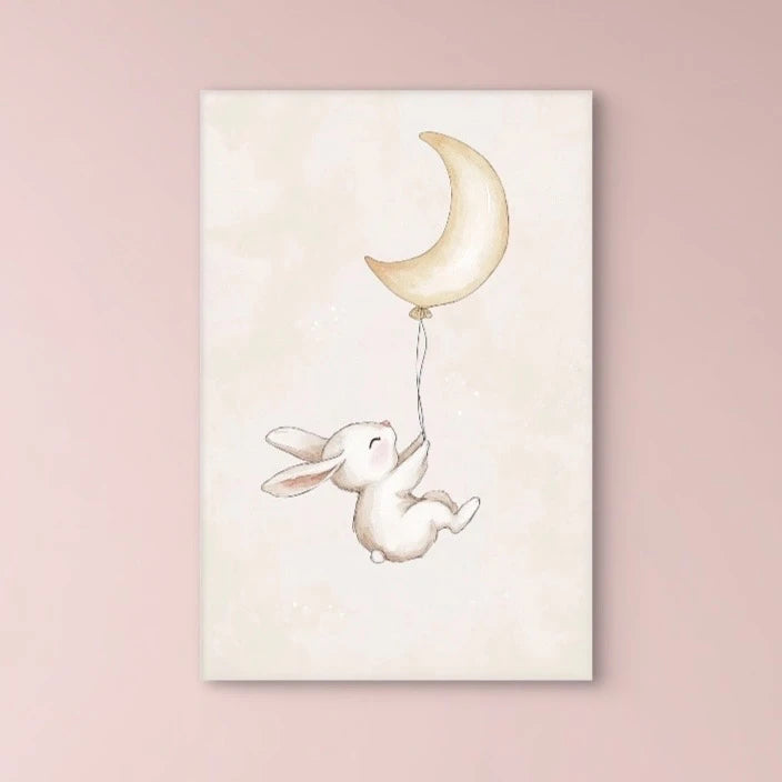 Detailweergave van een schattig konijntje dat zich met twee pootjes vasthoudt aan een touwtje, verbonden aan een gele maansikkel.
