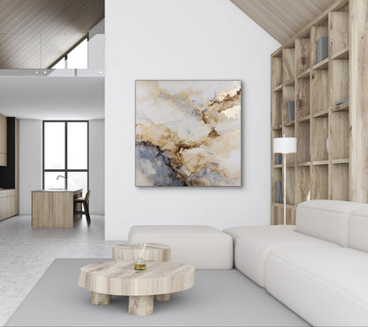 Abstract schilderij Marmeren Dageraad met grijsblauwe en beige tinten boven lichte bank in modern interieur
