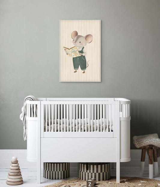 Mock-up van een babykamer met kunstwerk van een muis die een boek leest, aan een grijsgroene muur boven een wit babybedje.
