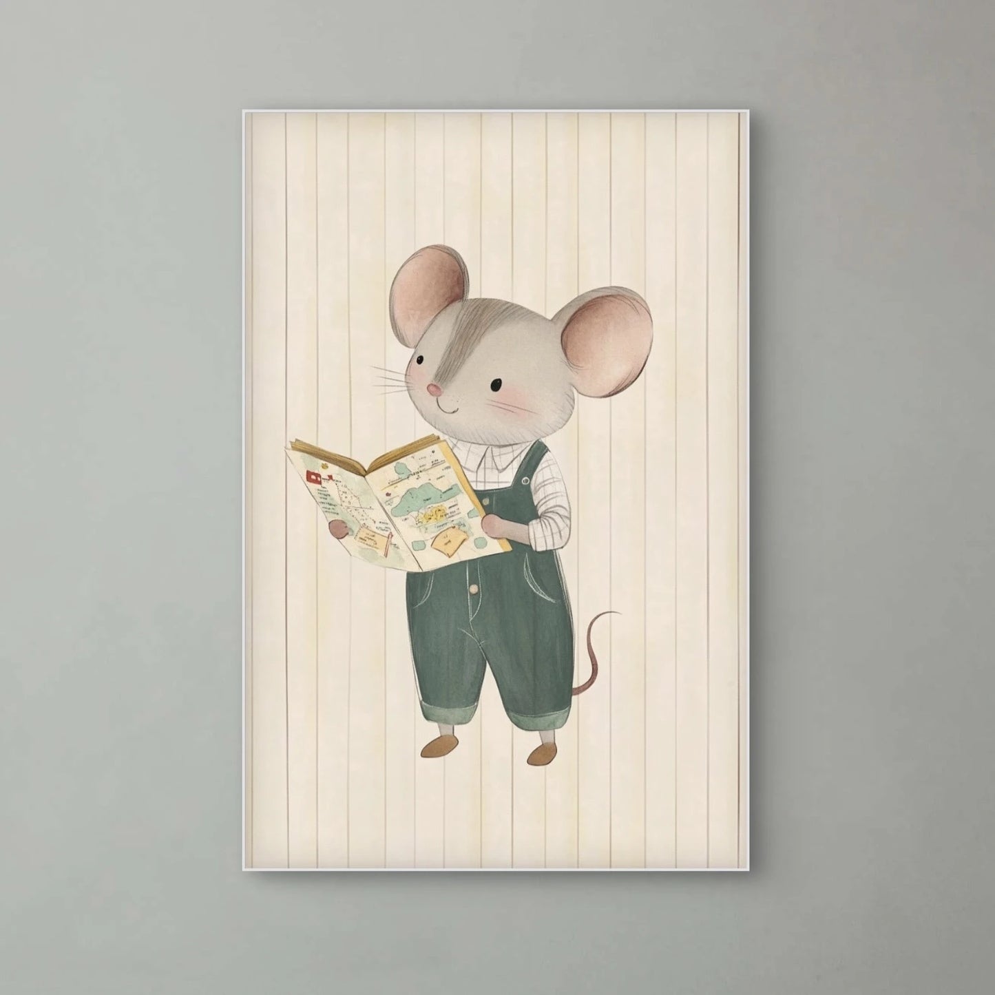 Detailweergave van een muisje in groene tuinbroek dat met een glimlach een prentenboek bekijkt, getekend tegen een crèmekleurige achtergrond met streepjes.
